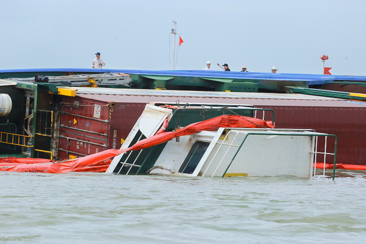 Chìm tàu chở container ở Cần Giờ: Khẩn cấp hút 150 tấn dầu ra khỏi tàu - Ảnh 7.