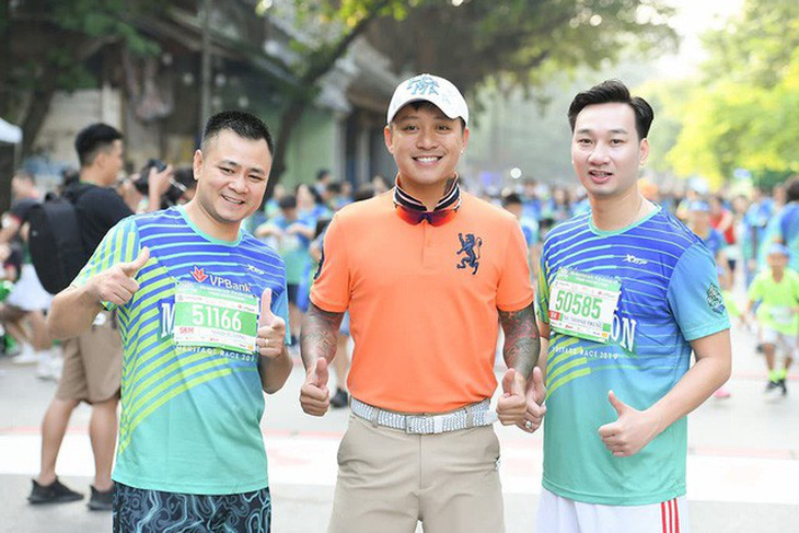 Dàn nghệ sĩ nổi tiếng chạy VPBank Hanoi Marathon ở hồ Hoàn Kiếm - Ảnh 1.