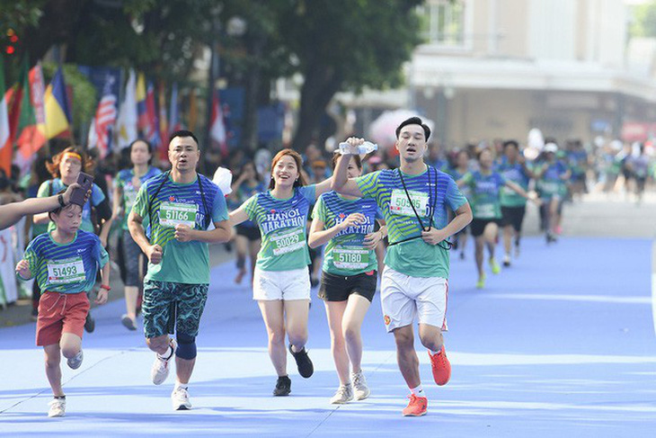 Dàn nghệ sĩ nổi tiếng chạy VPBank Hanoi Marathon ở hồ Hoàn Kiếm - Ảnh 2.