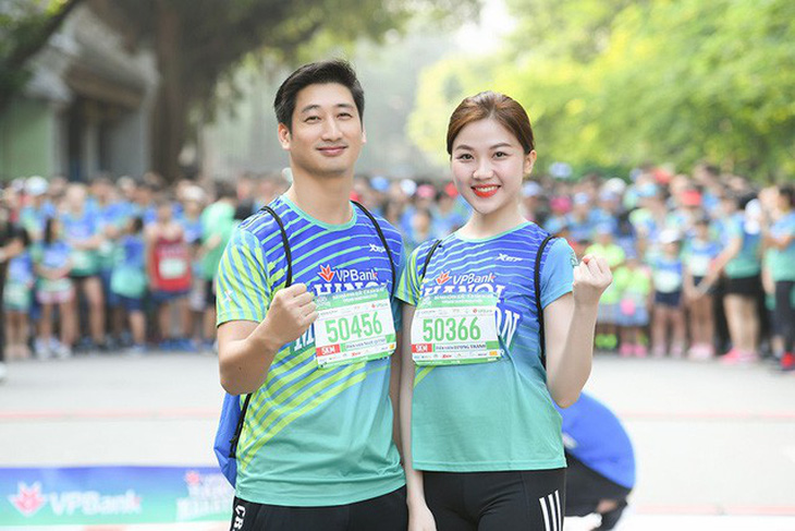 Dàn nghệ sĩ nổi tiếng chạy VPBank Hanoi Marathon ở hồ Hoàn Kiếm - Ảnh 3.