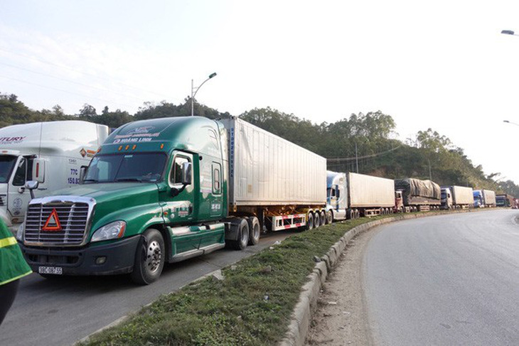 500 xe container nông sản ùn tắc ở cửa khẩu Tân Thanh - Ảnh 1.