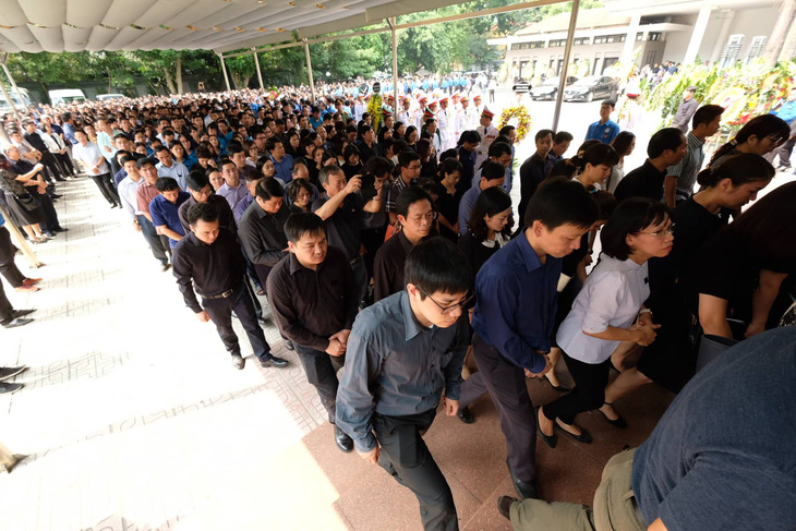 Hàng ngàn người tiễn biệt cố Thứ trưởng Bộ GD-ĐT Lê Hải An - Ảnh 3.