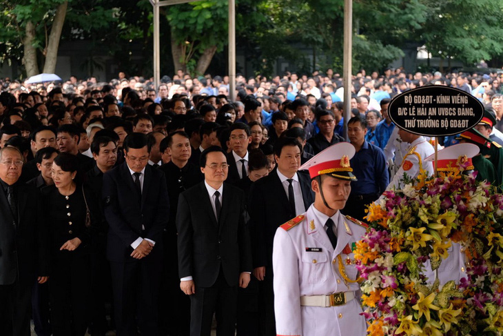 Hàng ngàn người tiễn biệt cố Thứ trưởng Bộ GD-ĐT Lê Hải An - Ảnh 13.