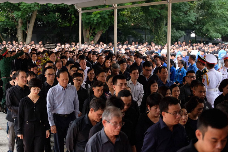 Hàng ngàn người tiễn biệt cố Thứ trưởng Bộ GD-ĐT Lê Hải An - Ảnh 14.