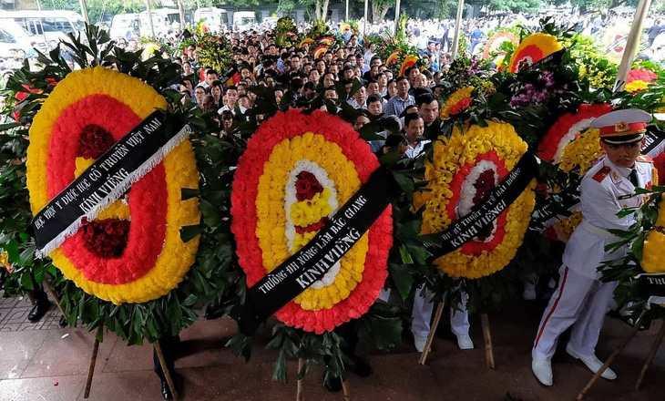 Hàng ngàn người tiễn biệt cố Thứ trưởng Bộ GD-ĐT Lê Hải An - Ảnh 19.