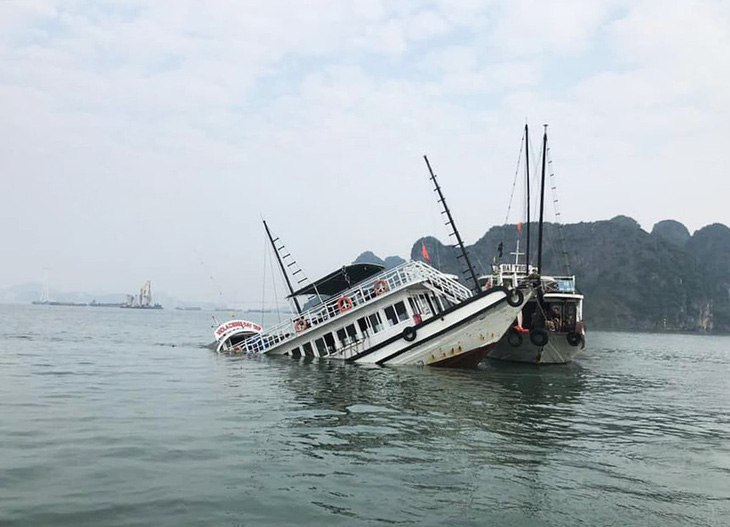 Va chạm sà lan chở đá, tàu du lịch chìm trên vịnh Hạ Long - Ảnh 1.