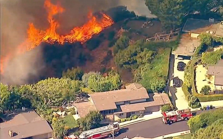 Video: Cháy rừng đe dọa hàng trăm căn nhà tại California