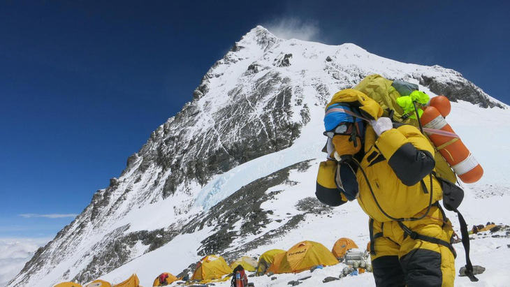 Ly tách trong nhà hàng tái chế từ rác thải Everest - Ảnh 1.