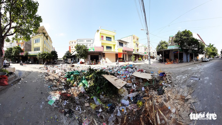 Bãi rác khổng lồ ‘vô chủ’ bủa vây sau ngập lụt lịch sử ở Vinh - Ảnh 3.