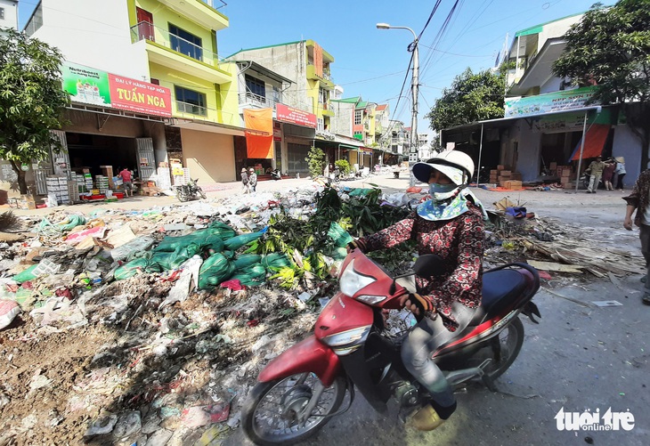 Bãi rác khổng lồ ‘vô chủ’ bủa vây sau ngập lụt lịch sử ở Vinh - Ảnh 2.