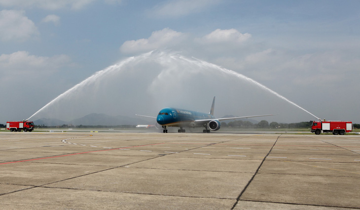Phó thủ tướng Trương Hòa Bình chúc mừng Vietnam Airlines đón chiếc máy bay thứ 100 - Ảnh 1.