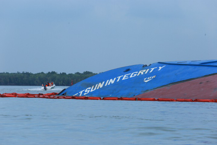 Vụ chìm tàu ở Cần Giờ: Đã hút hơn 50 tấn dầu từ tàu Vietsun Integrity - Ảnh 1.