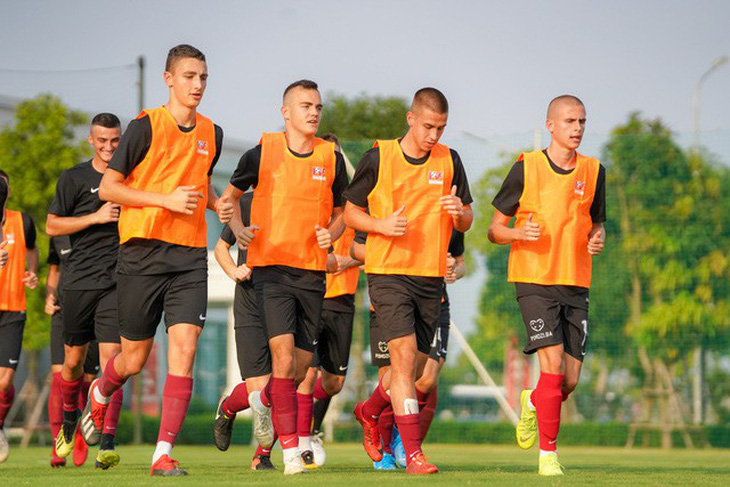 FK Sarajevo - CLB thuộc sở hữu của doanh nhân người Việt đến tập huấn tại PVF - Ảnh 1.