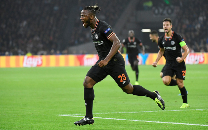 Batshuayi giúp Chelsea hạ Ajax ở phút cuối