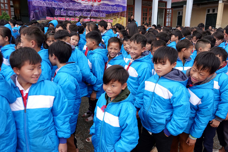Tặng điểm trường và 1.500 áo ấm cho trẻ vùng cao - Ảnh 6.