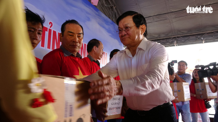 Nguyên Chủ tịch nước Trương Tấn Sang tặng thiết bị cho ngư dân - Ảnh 2.