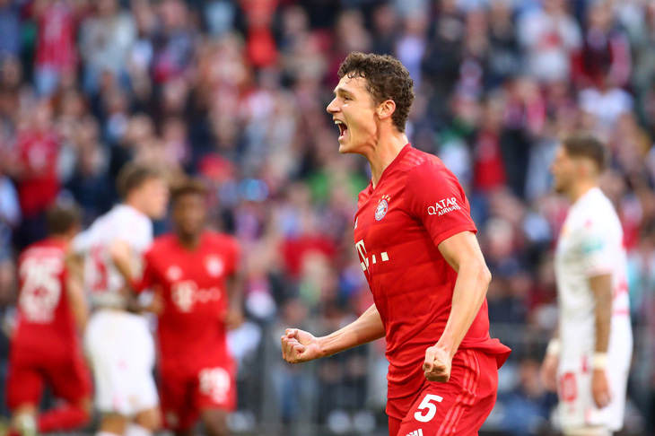 Lewandowski lập kỷ lục ghi bàn, Bayern Munich chiếm ngôi đầu bảng - Ảnh 1.