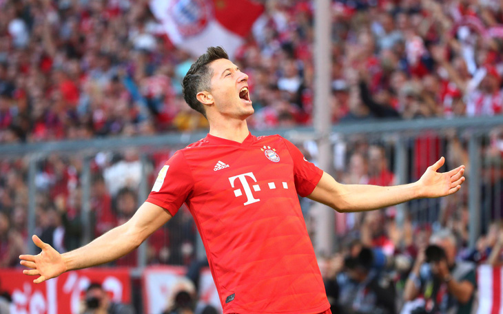 Lewandowski lập kỷ lục ghi bàn, Bayern Munich chiếm ngôi đầu bảng