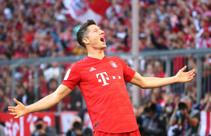 Lewandowski lập kỷ lục ghi bàn, Bayern Munich chiếm ngôi đầu bảng - Ảnh 2.