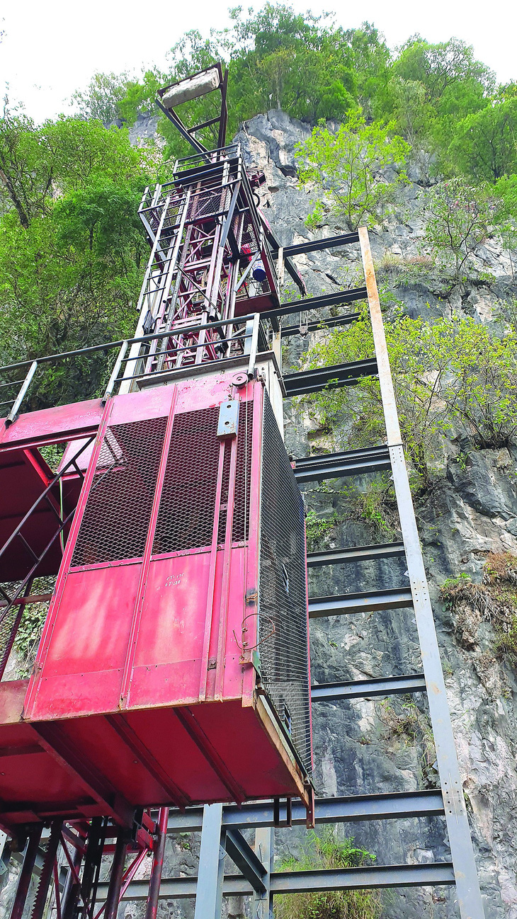 Xử nghiêm vụ xây thang máy lên núi ở Đồng Văn - Ảnh 3.