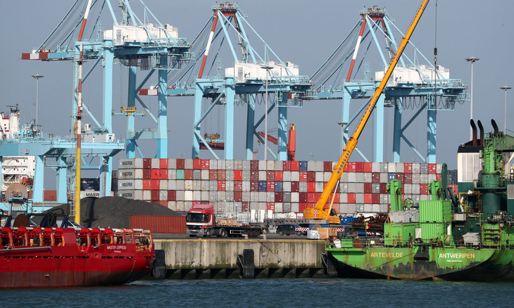 Cảng Zeebrugge, nơi container chở 39 thi thể xuất phát, là điểm nóng buôn người - Ảnh 1.
