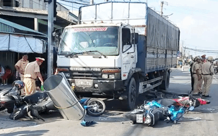 Video: Xe tải tông hàng loạt xe máy dừng chờ đèn đỏ, 11 người bị thương