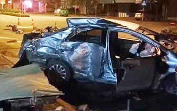 Ba người chết trong ôtô biến dạng sau cú tông của xe giường nằm