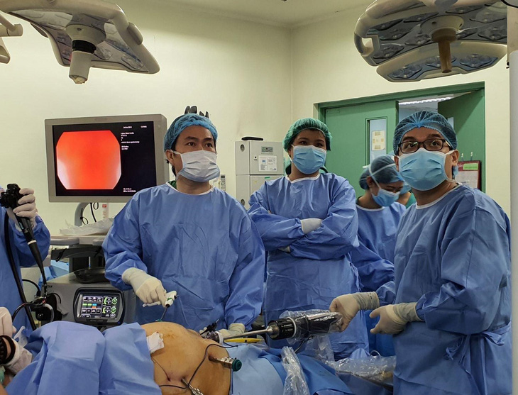 Bác sĩ Bệnh viện Bình Dân sang Philippines phẫu thuật bằng robot - Ảnh 1.