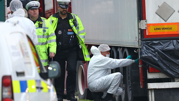 Cảnh sát tìm quốc tịch 39 người chết ở Anh từ điện thoại di động - Ảnh 1.
