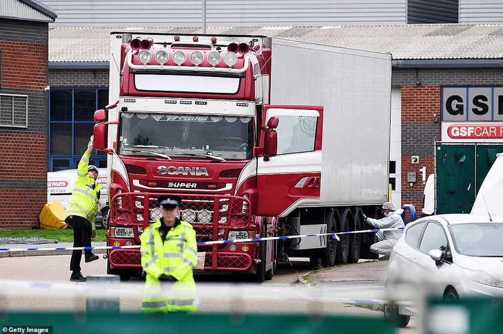 Dấu tay máu trong container bi thảm ở Anh: 39 người cố cầu cứu trong tuyệt vọng? - Ảnh 1.