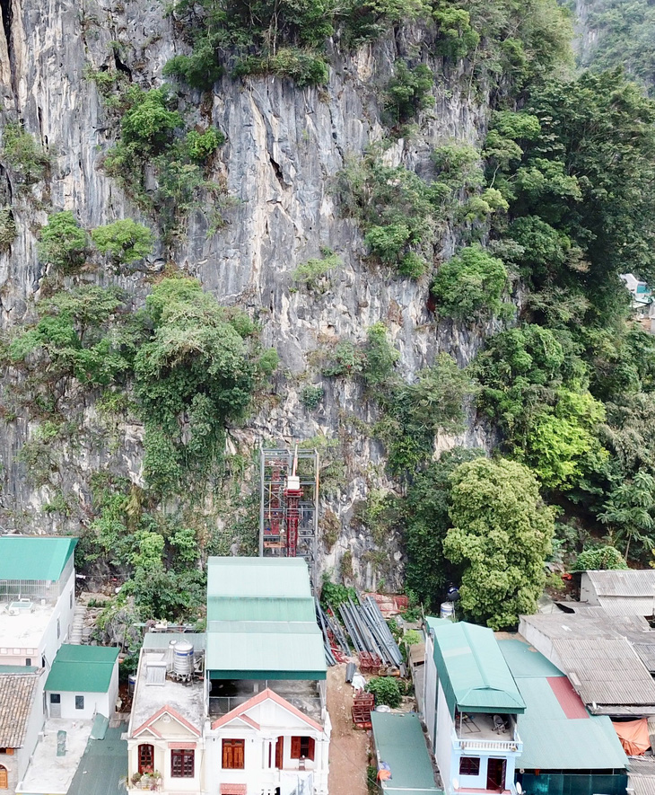 Xử nghiêm vụ xây thang máy lên núi ở Đồng Văn - Ảnh 6.