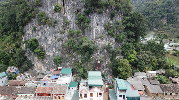 Xử nghiêm vụ xây thang máy lên núi ở Đồng Văn - Ảnh 10.