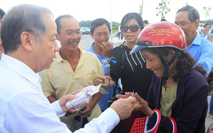 Chủ tịch Thừa Thiên Huế dẫn bà con Thượng thành đi xem nơi ở mới