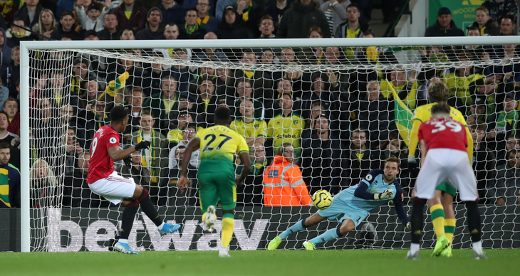 Rashford và Martial đá hỏng phạt đền, M.U vẫn có được niềm vui chiến thắng - Ảnh 3.