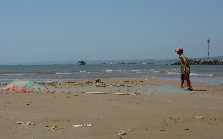 Phan Thiết: Tàu ra vào gặp khó vì cảng bồi lấp