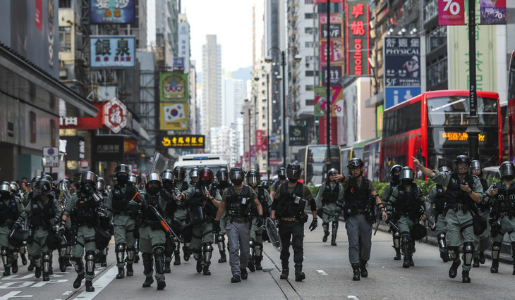 Hong Kong tính thuê lại 1.000 cảnh sát về hưu để đối phó biểu tình - Ảnh 2.