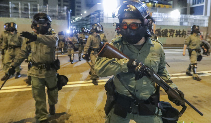 Hong Kong tính thuê lại 1.000 cảnh sát về hưu để đối phó biểu tình - Ảnh 1.