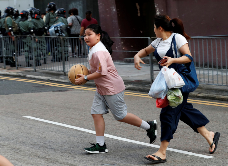 Kinh tế Hong Kong rơi vào suy thoái - Ảnh 1.