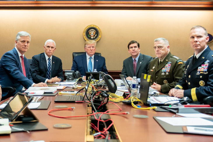 Bức ảnh ông Trump theo dõi chiến dịch tiêu diệt thủ lĩnh IS thật hay dàn dựng? - Ảnh 1.