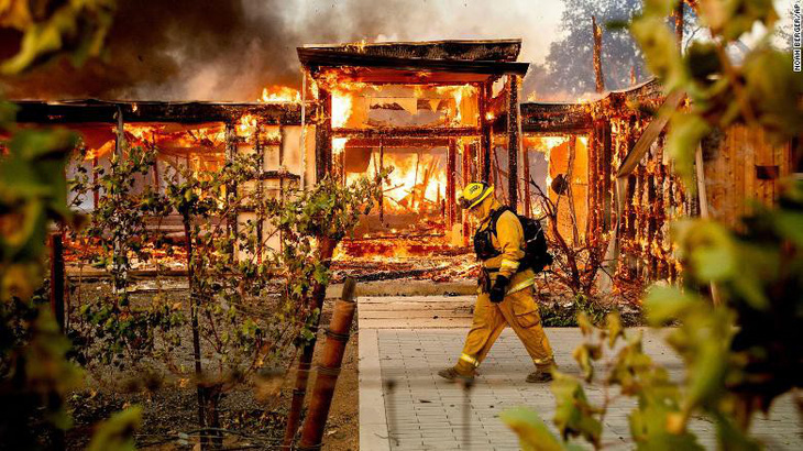 Cuộc di tản lịch sử 180.000 người ở California vì cháy rừng lan rộng - Ảnh 1.
