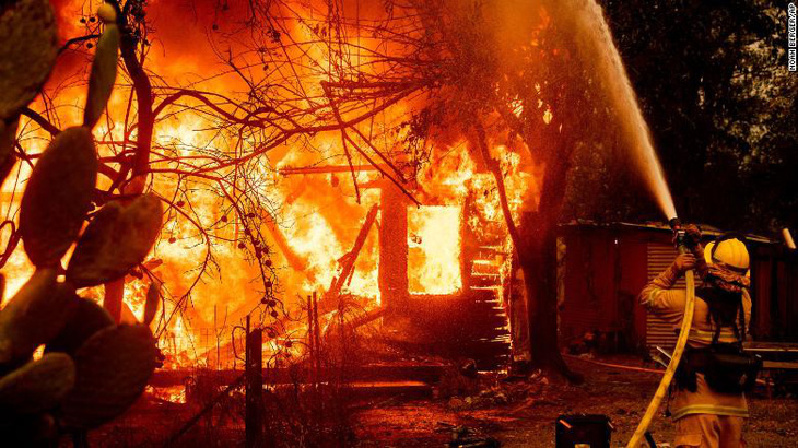 Cuộc di tản lịch sử 180.000 người ở California vì cháy rừng lan rộng - Ảnh 3.