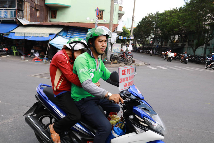 Thằng hâm chạy Grab miễn phí khắp Sài Gòn - Ảnh 2.