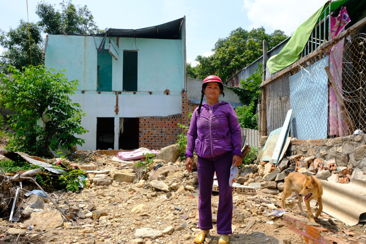 Dân xóm Núi Nha Trang tất bật gia cố nhà cửa trước bão đổ bộ - Ảnh 10.