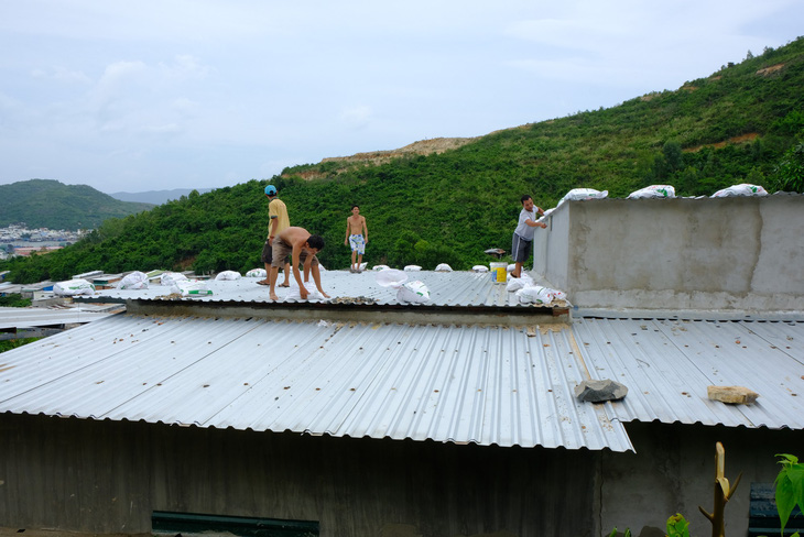 Dân xóm Núi Nha Trang tất bật gia cố nhà cửa trước bão đổ bộ - Ảnh 5.