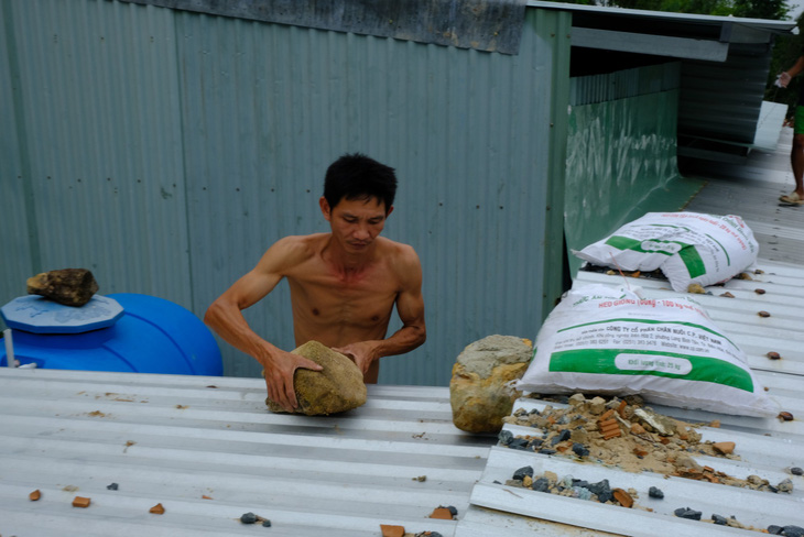 Dân xóm Núi Nha Trang tất bật gia cố nhà cửa trước bão đổ bộ - Ảnh 7.