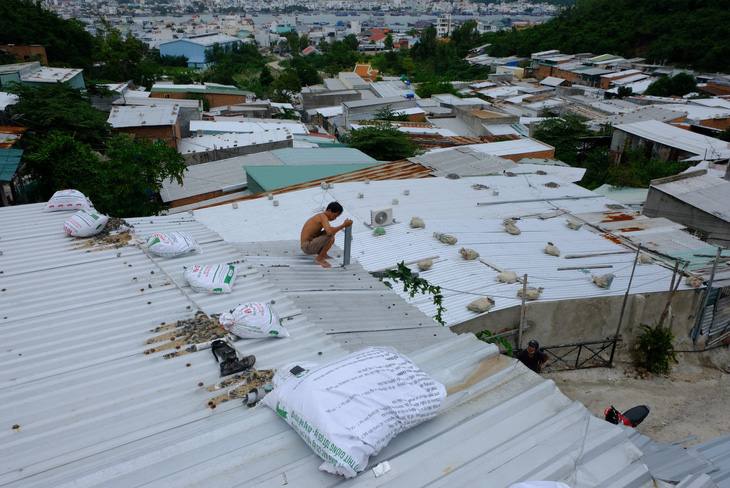 Dân xóm Núi Nha Trang tất bật gia cố nhà cửa trước bão đổ bộ - Ảnh 1.