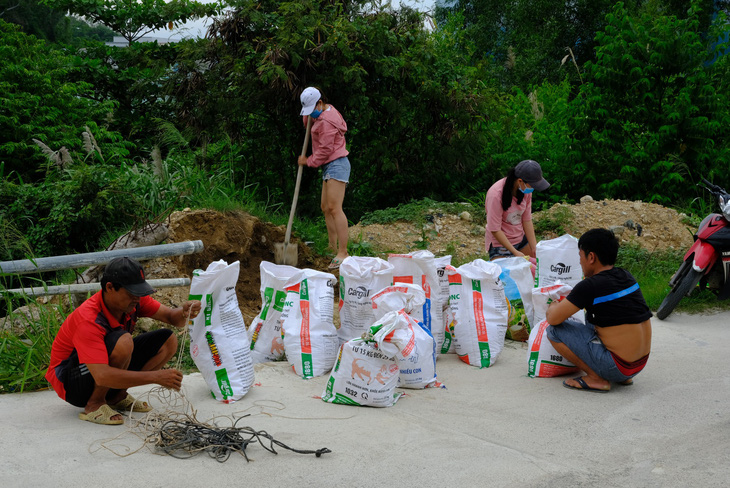Dân xóm Núi Nha Trang tất bật gia cố nhà cửa trước bão đổ bộ - Ảnh 8.