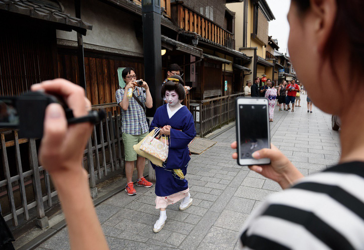 Quận geisha mạnh tay chặn thói chụp ảnh vô tội vạ của du khách - Ảnh 1.