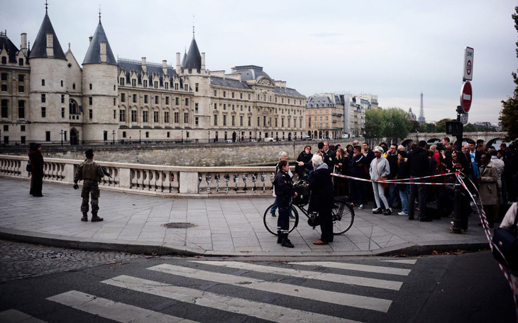 ‘Gã điên loạn’ đâm chết 4 cảnh sát ngay tại đồn giữa Paris
