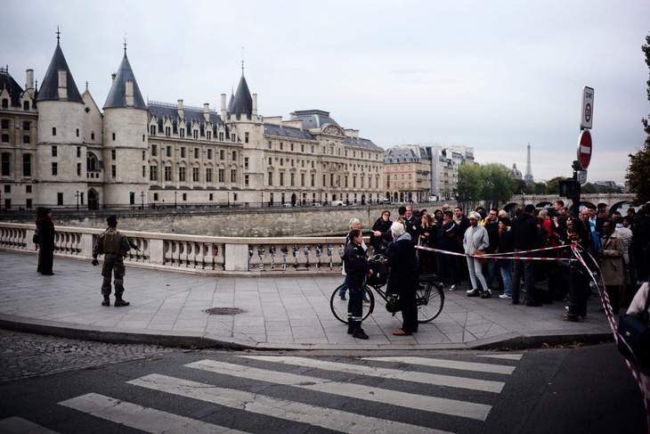 ‘Gã điên loạn’ đâm chết 4 cảnh sát ngay tại đồn giữa Paris - Ảnh 1.
